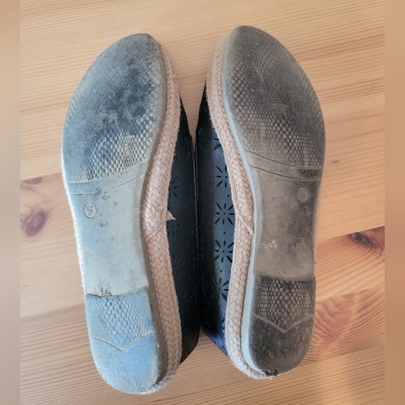 Little Girl's Black Flats ~ 5 - Picture 3 of 3